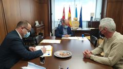 El presidente de la CHMS, Jos� Antonio Quiroga, en la firma del convenio con el alcalde de Maceda, Rub�n Quintas