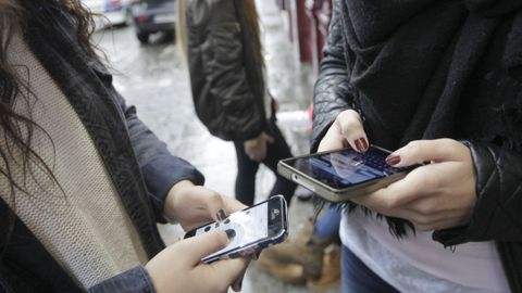 Menores usando un m�vil durante el recreo de un instituto de Ferrol