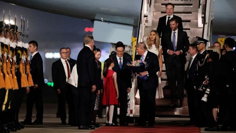 Acompa�ado de tecnoempresarios. Trump baj� del avi�n acompa�ado de Elon Musk y de su hijo Eric, que dispara su fortuna gracias a las criptomonedas, su nuera Lara. En la foto saludan a Han Zheng, el vicepresidente del gigante asi�tico