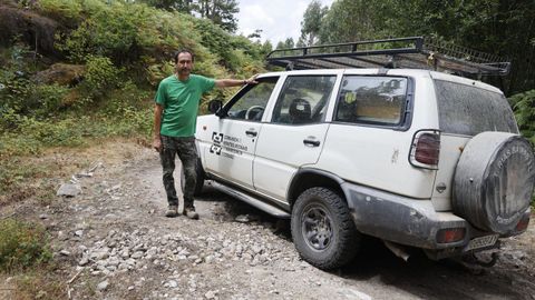 Xos� Ant�n, el presidente de la comunidade de montes de Couso, en una de las pistas que no han podido arreglar