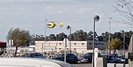 El helic�ptero del 061 sobrevolando Cambados esta ma�ana