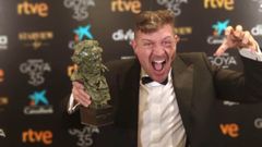 El director Abraham L�pez Guerrero con el Premio Goya a Mejor Cortometraje de Animaci�n 2021