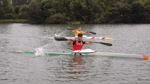  El d�a comienza en el agua para el K4, seg�n el plan dise�ado por el entrenador, Miguel Garc�a. Toro y Craviotto se juntan esta vez en su K2 para recuperar sensaciones en ese barco de cara al Mundial. El casco todav�a luce la pegatina de R�o 2016.  Mientras, Cooper y Germade completan series en kayaks individuales.  
