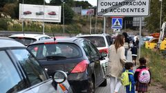 COCHES EN LAS ACERAS Y EN DOBLE FILA. La imagen es del mi�rcoles en A Coru�a. Los ni�os caminan entre coches subidos a las aceras y aparcados en doble fila para ir al colegio