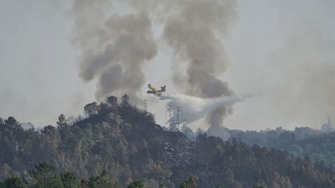 Un avin, realizando labores de extincin en el incendio que afect hace unos das a la parroquia de Seixalbo, en Ourense.