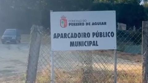 Cartel del nuevo aparcamiento que se va a hacer en O Pereiro de Aguiar.