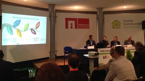 Un momento de la ponencia de Diego Broock en el IV Foro Intercl�sters de Construcci�n