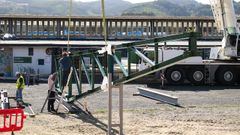 Operarios trabajando en la instalaci�n de las nuevas cerchas que sostendr�n la cubierta. 
