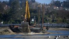 Una excavadora, retirando suciedad del fondo marino, en las obras de dragado y recuperaci�n de la r�a do Burgo, en A Coru�a. 