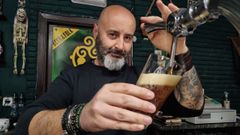 Marco sirviendo una ca�a en su cervecer�a, Hora Meiga