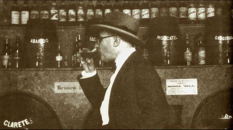 Detalle de una fotograf�a de Pessoa en la bodega Abel Pereira da Fonseca en 1929. El poeta envi� la instant�nea a Oph�lia Queiroz con la inscripci�n �Fernando Pessoa en flagrante delito�