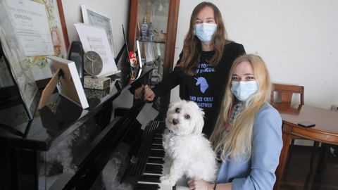 La croata Mia Pecnik ensaya para las pruebas en casa de la ferrolana Graciela Galdo, con la que posa en esta imagen