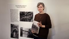 Ana Tom�, en el Museo das Mari�as con una de las publicaciones sobre el trabajo realizado por Ruth Matilda Anderson en Galicia.