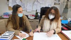 Teresa Elvira e Sandra Abeij�n, no departamento de Servizos Sociais do Concello de Vimianzo