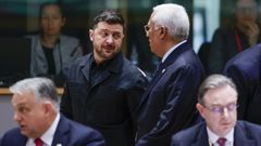 Volod�mir Zelenski conversa con Ant�nio Costa durante la  cumbre de Bruselas