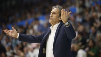 Luis Casimiro se lamenta de un error de su equipo en el partido.