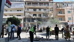 Personas limpiando las inmediaciones de un apartamento atacado por un bombardeo israel� en los suburbios del sur de Beirut, en el L�bano.   