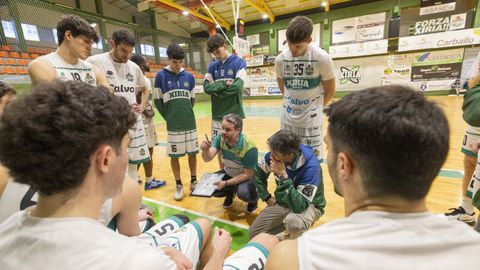 H�ctor M�ndez dando instrucciones a los jugadores del Basket Xiria