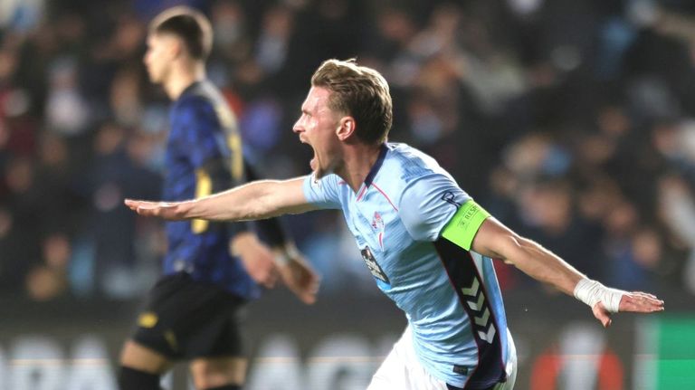 El futbolista del Celta Carl Starfelt, uno de los capitanes, durane un partido de Europa League de la temporada 2025/2026.