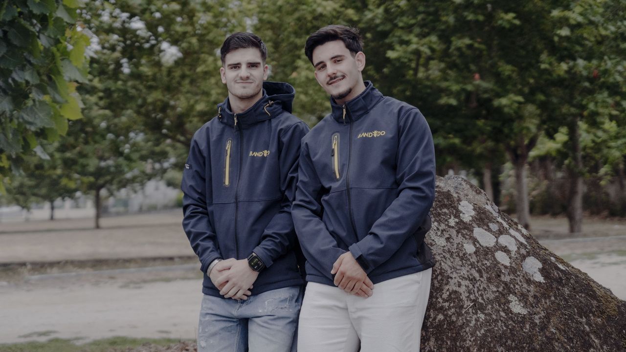 Dos veinteañeros ourensanos organizan eventos que van de los privados a festivales en toda Galicia