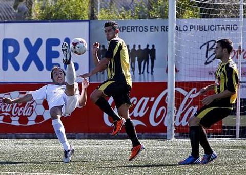 Jacobo Mill�n, muy incisivo durante todo el encuentro, intenta la chilena en presencia de dos defensas del R�pido de Bouzas.