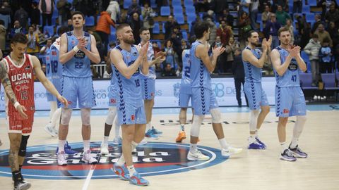 Los jugadores del Breo aplauden a la afici�n del Pazo al t�rmino del partido ante el UCAM Murcia.
