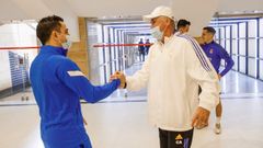 Xavi y Ancelotti se saludan en el estadio donde el Bar�a y el Madrid se han entrenado este martes