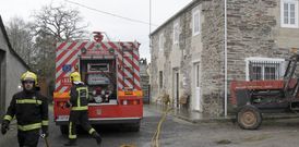 Los bomberos acudieron a Cornide el s�bado por la tarde y en la madrugada y en la ma�ana de ayer