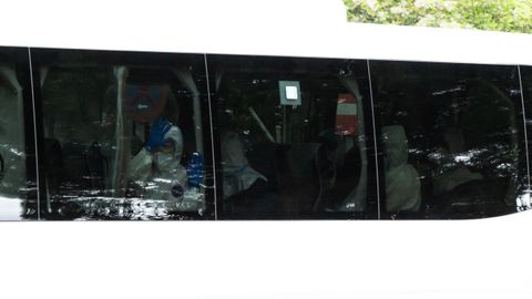Los espa�oles del MV Hondius, durante el trayecto en autob�s hacia el Hospital G�mez Ulla