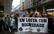 La protesta concentr� a medio centenar de personas frente a los pisos municipales. 