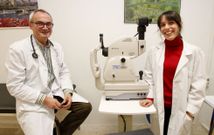 Marta Pena y el internista Antonio Pose, con el retin�grafo que utilizaron para el estudio. 