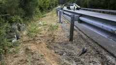Restos de la moto del accidentado en la carretera de Portomar�n