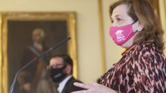 Mar�a Teresa Deus en una comparecencia p�blica en el Concello, con el alcalde, �ngel Mato, en segundo plano