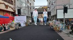 M�s de 50 vecinos hicieron de modelos en el desfile de O Barco