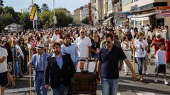 Una de las peculiaridades de la procesin es que hay participantes que portan fretros.