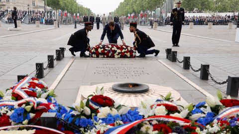 Macron, durante la ofrenda al soldado desconocido en el Arco de Triunfo en Paris