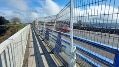 Uno de los puntos donde se observa el vallado m�s da�ado, vencido por el viento y asegurado con bridas de pl�stico y alambre