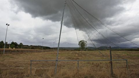 Aspecto que preenta el campo de ftbol de As Lamas. con el firme impracticable y las instalaciones completamente abandonadas