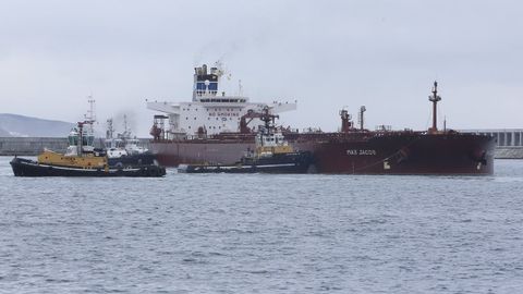 La maniobra de atraque el petrolero Max Jacob en Langosteira