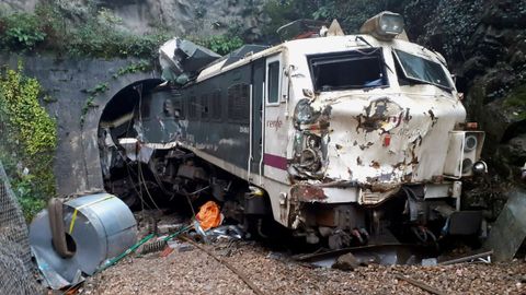 Detalle de la locomotora accidentada hace doce d�as en la rampa de Pajares y que mantiene interrumpido el tr�fico ferroviario entre Asturias y Le�n
