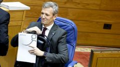 El presidente de la Xunta, Alfonso Rueda, en el pleno del Parlamento.