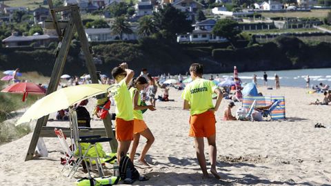 Socorristas en la playa de Abrela, que cuenta con bandera azul, en el verano del 2025