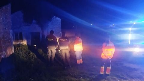 Amplio dispositivo para apagar un incendio en Guitiriz