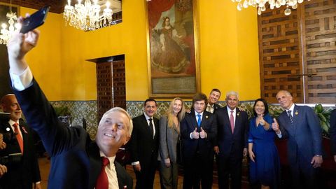 El presidente de Chile, Jos� Antonio Kast, sacando un selfi con el canciller de Paraguay, Rub�n Ram�rez; los mandatarios de Argentina, Karina y Javier Milei; el presidente de Paraguay, Santiago Pe�a; el de Panam�, Jos� Ra�l Mulino, Keiko Fujimori y el de Honduras, Nasry Asfura.