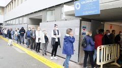 Cola en el hospital de Burela para vacunarse del covid