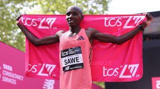 Sebastian Sawe, tras vencer en el marat&oacute;n de Londres 2026.