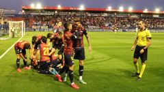 Los jugadores del Extremadura celebran un gol al Mirand�s