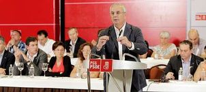 El l�der de los socialistas gallegos, Pachi V�zquez, responsabiliz� al presidente de la Xunta de un �fraude electoral masivo�.