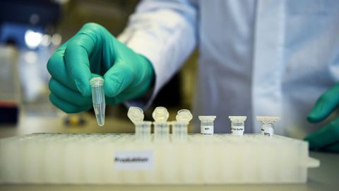Un empleado de la biofarmac�utica alemana CureVac, que desarrolla una de las candidatas a vacuna covid