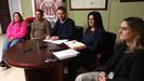 El alcalde Francisco Cajoto, ayer flanqueado por cuatro concejales del grupo municipal socialista